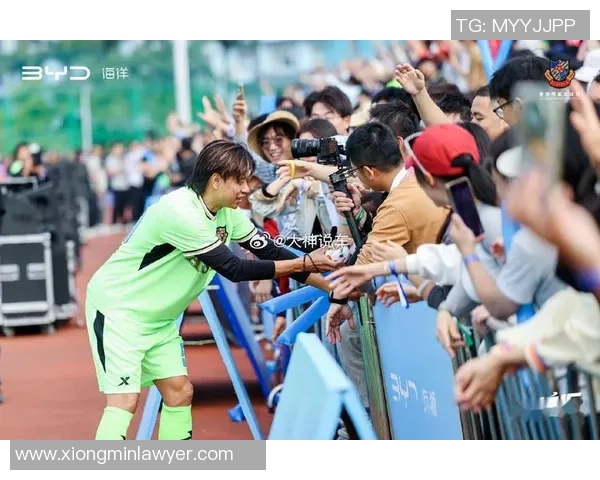 香港球迷热议足球明星名字背后的故事与传奇人生